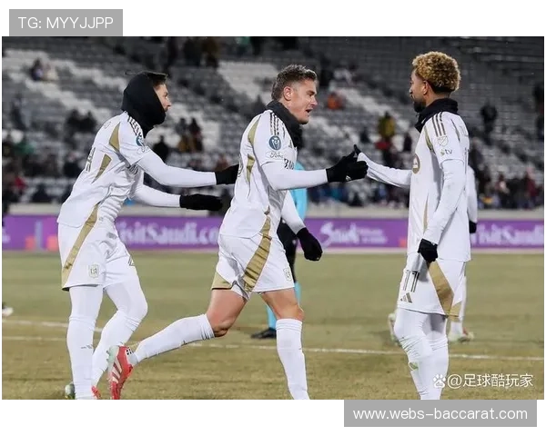 洛杉矶FC球迷随队远征，客场看台形成亮眼风景